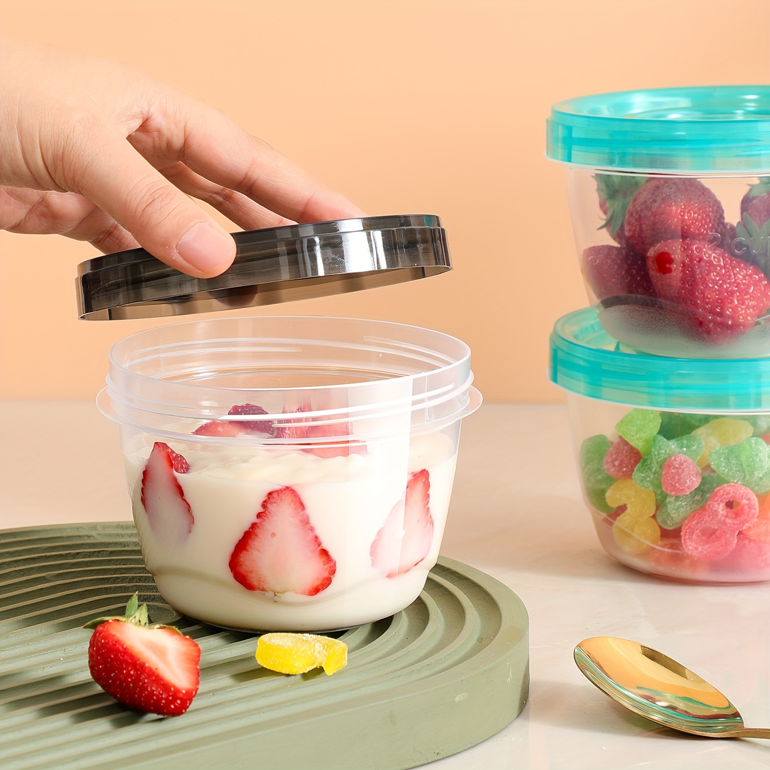 Food Storage Method - 2 Transparent Sealed Food Storage Containers